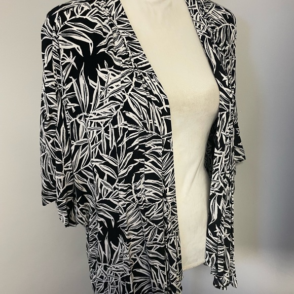 LOFT Black and White Leaf Print Kimono size medium - Picture 5 of 9